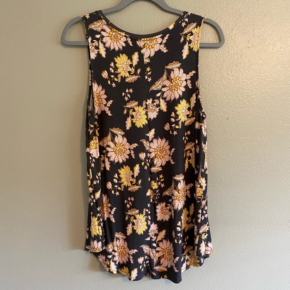 Old Navy Patterned Flowy Tank - Picture 2 of 3